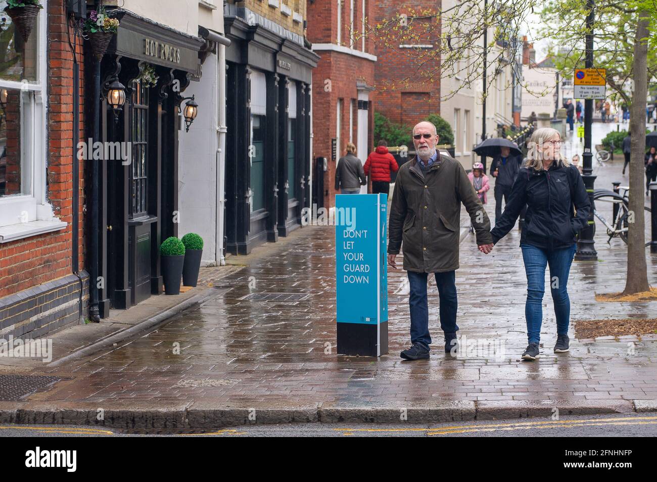 Windsor, Berkshire, Regno Unito. 16 maggio 2021. A non lasciare la tua Guardia giù segno a Windsor. Nonostante la nuova variante indiana del Covid-19 sia arrivata nel Regno Unito, la prossima fase della tabella di marcia delle restrizioni di blocco del Covid-19 sarà revocata in Inghilterra da domani lunedì 17 maggio 2021. La gente potrà cenare di nuovo nei ristoranti, andare ai cinema, ai teatri e socializzare di nuovo all'interno con le famiglie differenti così come abbracciarsi l'un l'altro. Credito: Maureen McLean/Alamy Foto Stock