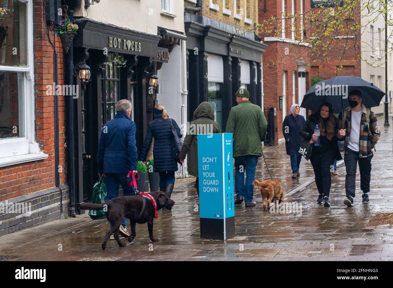Windsor, Berkshire, Regno Unito. 16 maggio 2021. A non lasciare la tua Guardia giù segno a Windsor. Nonostante la nuova variante indiana del Covid-19 sia arrivata nel Regno Unito, la prossima fase della tabella di marcia delle restrizioni di blocco del Covid-19 sarà revocata in Inghilterra da domani lunedì 17 maggio 2021. La gente potrà cenare di nuovo nei ristoranti, andare ai cinema, ai teatri e socializzare di nuovo all'interno con le famiglie differenti così come abbracciarsi l'un l'altro. Credito: Maureen McLean/Alamy Foto Stock