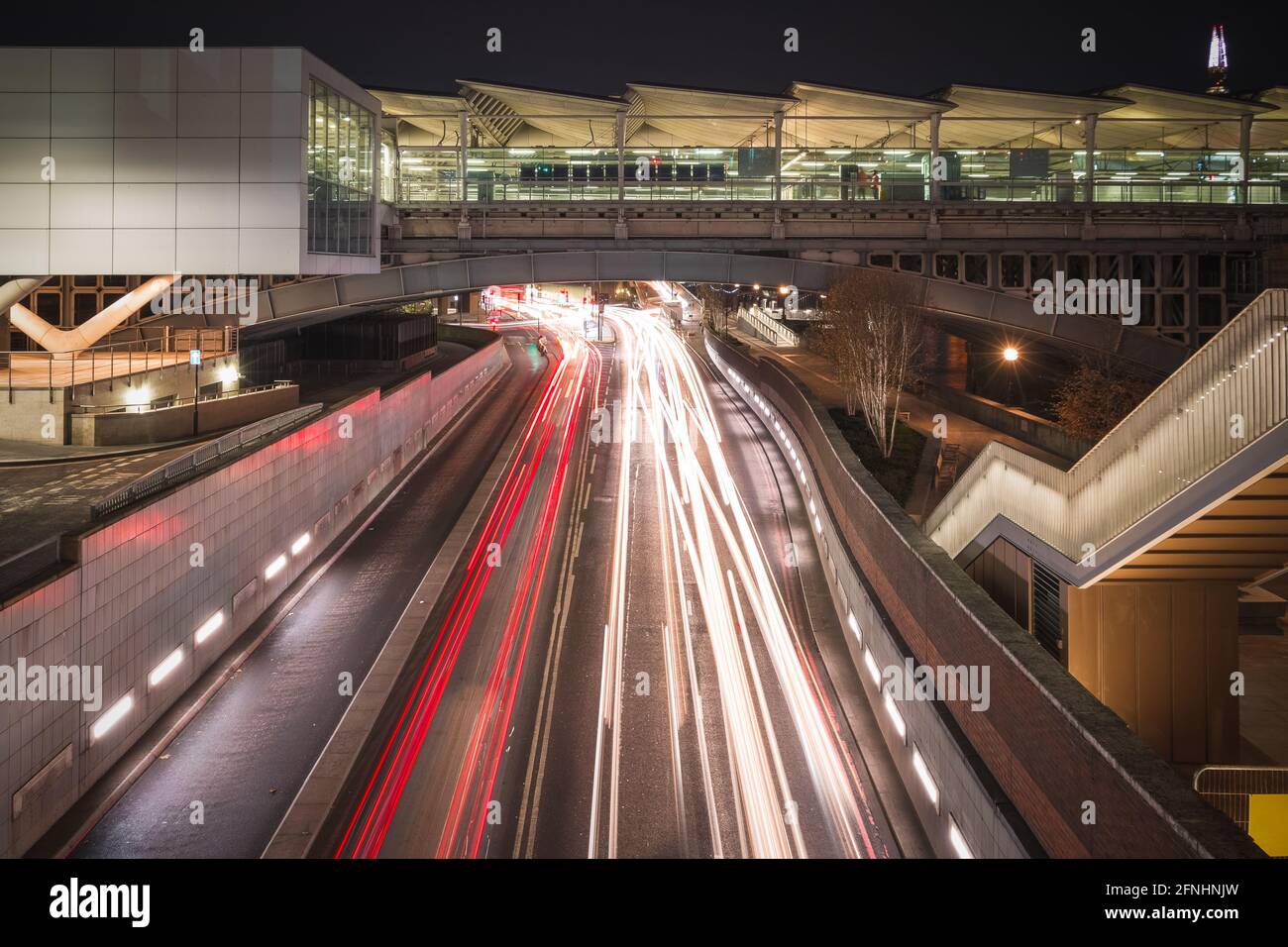 Blackfriars Railway Bridge con sentieri al semaforo sotto a Londra Foto Stock