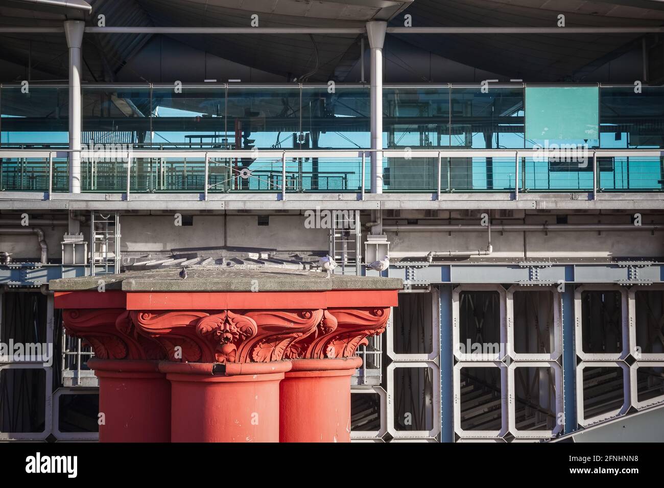 L'attuale Blackfriars Railway Bridge e resti del vecchio ponte a Londra, Regno Unito Foto Stock