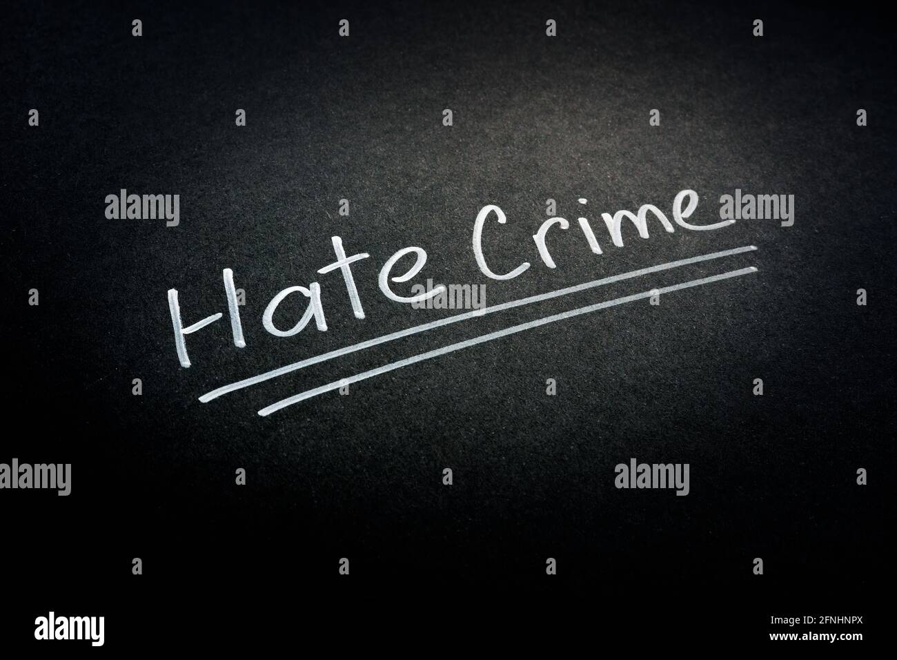 Odio le parole del crimine sulla superficie oscura. Foto Stock