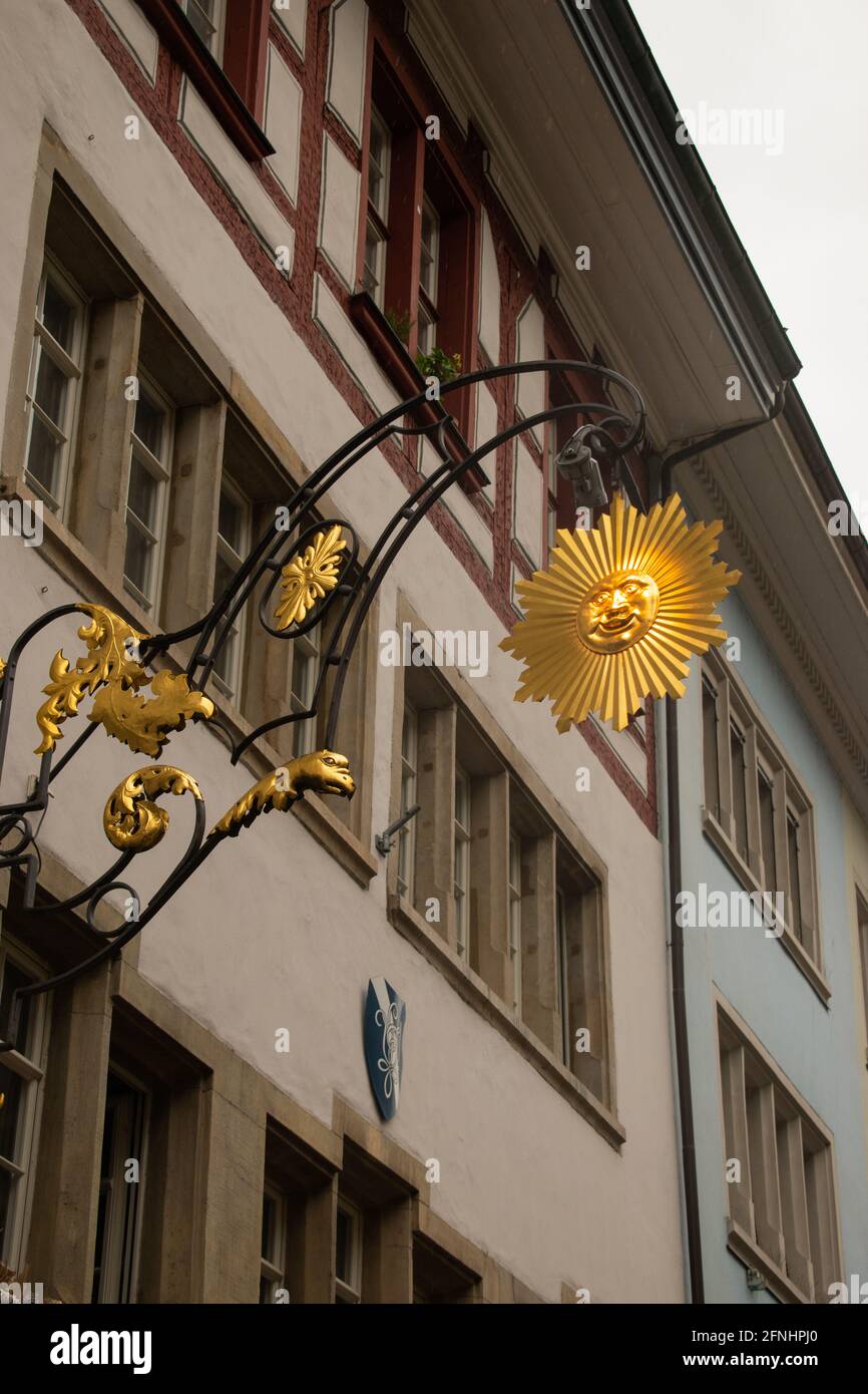 Un po' di sole dorato con un volto sorridente in città Di Winterthur in Svizzera 11.5.2021 Foto Stock