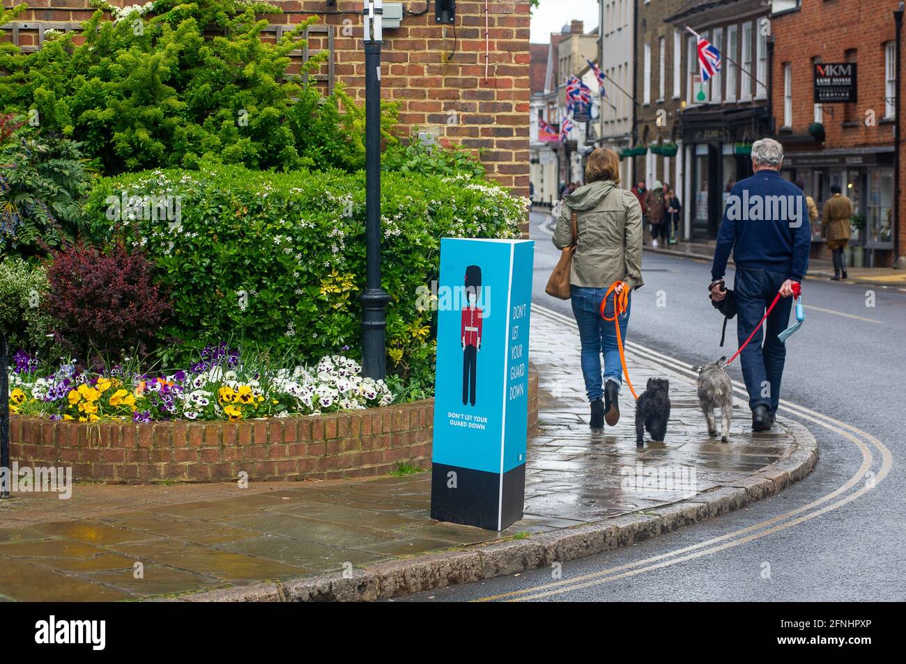 Eton, Windsor, Berkshire, Regno Unito. 16 maggio 2021. Non lasciate che la vostra Guardia giù le indicazioni in Eton High Street. Nonostante la nuova variante indiana del Covid-19 sia arrivata nel Regno Unito, la prossima fase della tabella di marcia delle restrizioni di blocco del Covid-19 sarà revocata in Inghilterra da domani lunedì 17 maggio 2021. La gente potrà cenare di nuovo nei ristoranti, andare ai cinema, ai teatri e socializzare di nuovo all'interno con le famiglie differenti così come abbracciarsi l'un l'altro. Credito: Maureen McLean/Alamy Foto Stock