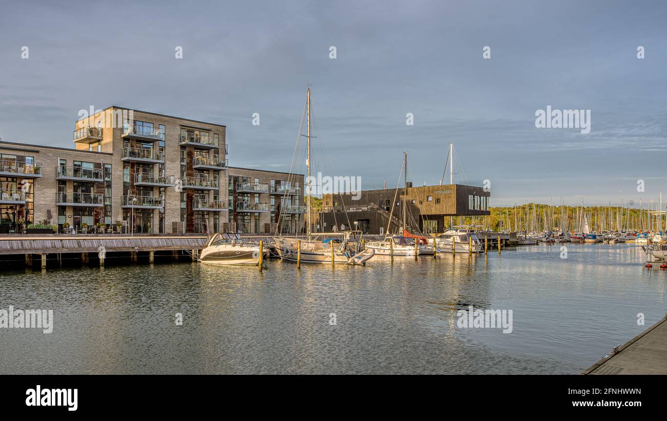 marina con appartamenti moderni e barche a vela nel porto, Vejle, Danimarca, 10 maggio 2021 Foto Stock