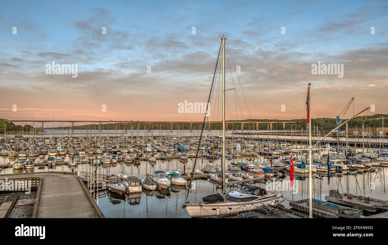 Vista sul porto delle barche a vela al sole del tardo pomeriggio e sul ponte dei fiordi sullo sfondo, Vejle, Danimarca, 10 maggio 2021 Foto Stock