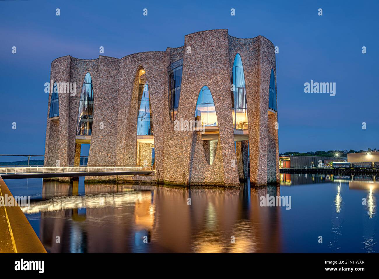 L'iconico fjordenhus edificio illuminato di notte riflettendo nel mare, Vejle, Danimarca, 10 maggio 2021 Foto Stock
