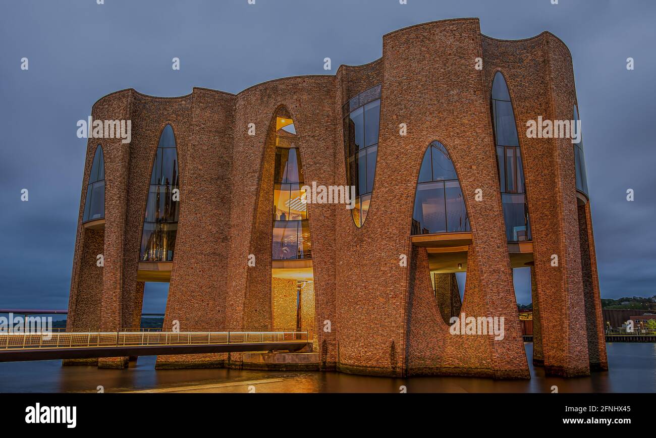 Enteance al fjordenhus iconico edificio illuminato di notte nell'ora blu, Vejle, Danimarca, 12 maggio 2021 Foto Stock