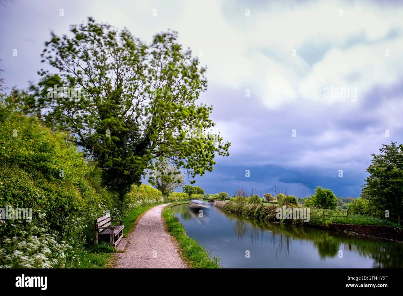 Panchina sul canale Shropshire Union a Middlewich Cheshire UK Foto Stock