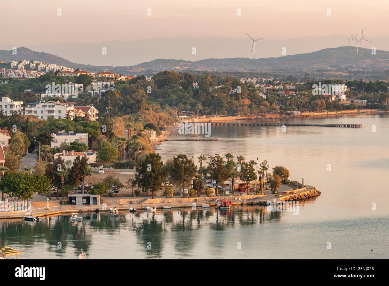 Vista sul lungomare di Datca all'alba, Turchia Foto Stock