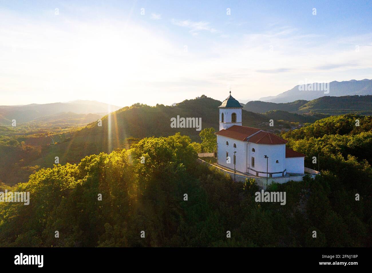 Veduta aerea della chiesa di st. Mihael sulla collina di Tabor vicino a Erzelj, Vipava valle, Slovenia Foto Stock