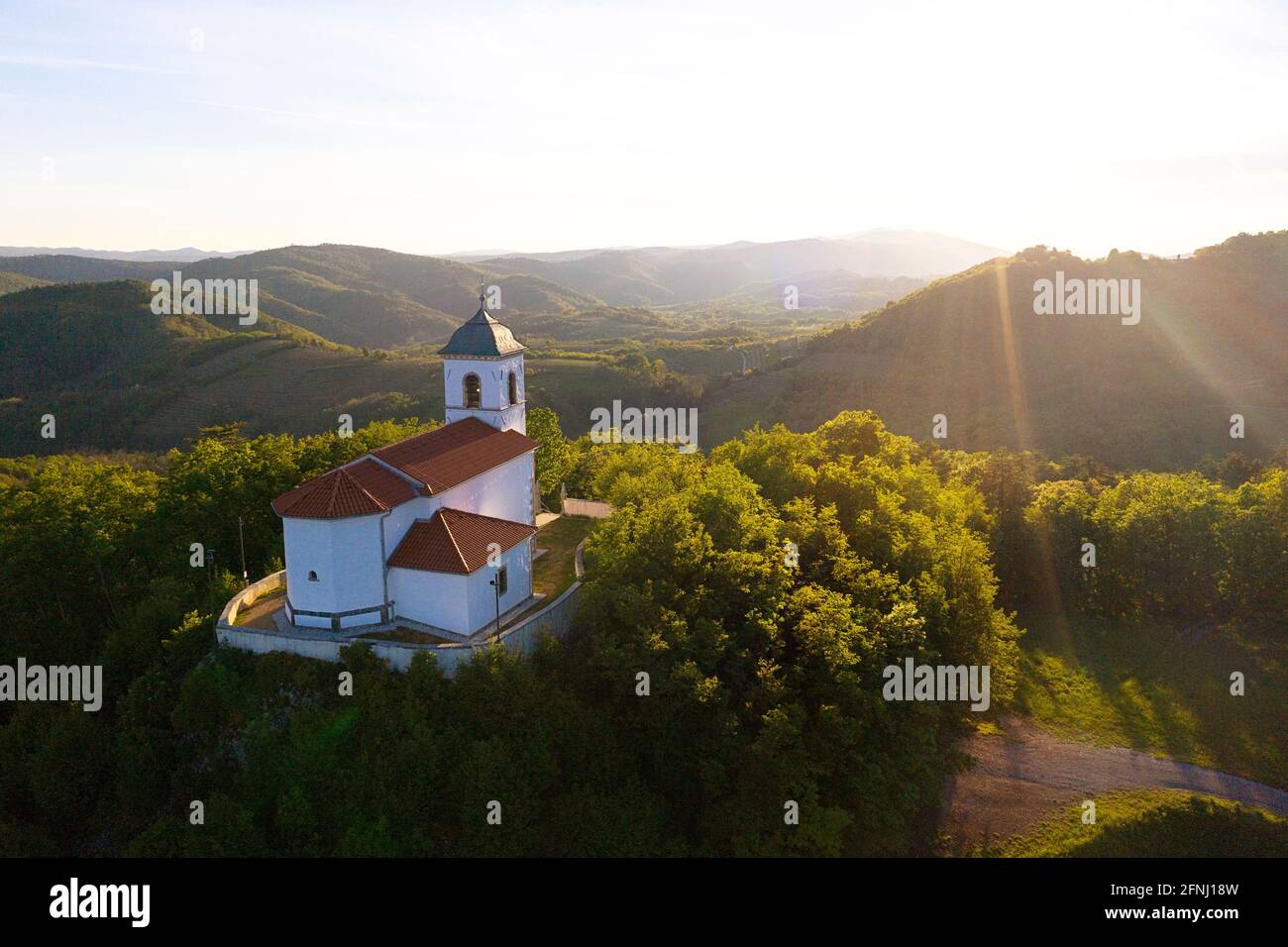 Veduta aerea della chiesa di st. Mihael sulla collina di Tabor vicino a Erzelj, Vipava valle, Slovenia Foto Stock