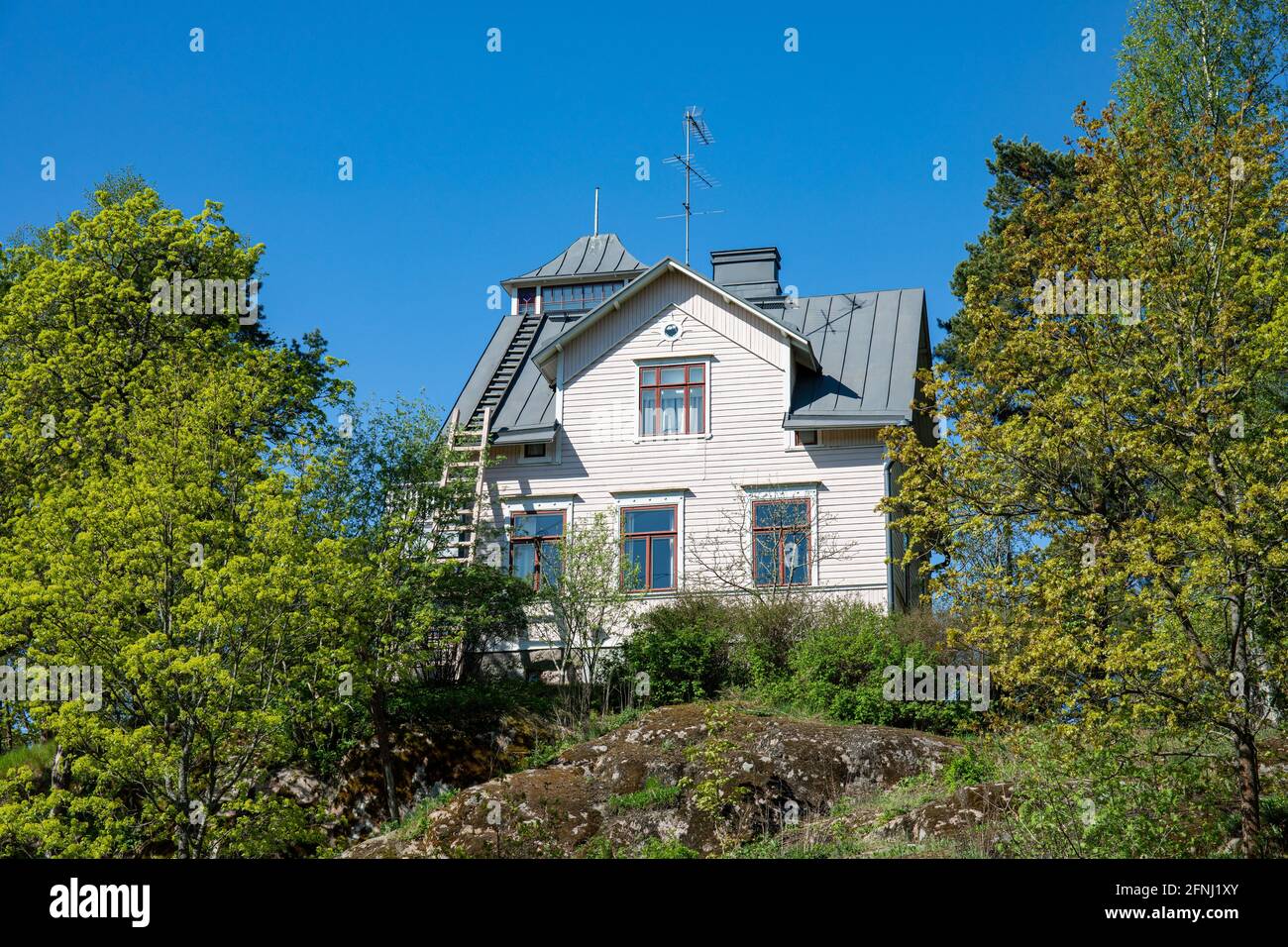 Antica villa in legno su una scogliera nel quartiere Meilahti di Helsinki, Finlandia Foto Stock