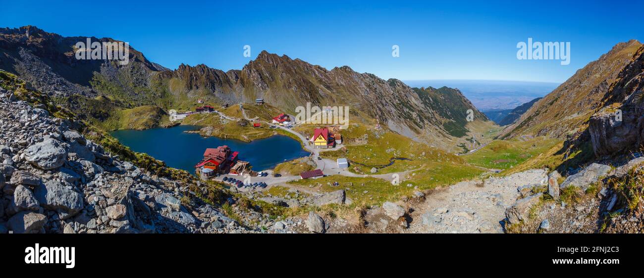 Splendida vista panoramica sul lago Balea, la famosa strada Transfagarasan, le montagne Fagaras, la contea di Sibiu, Romania Foto Stock
