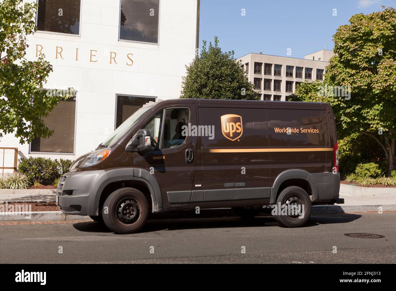Consegna di un furgone UPS di fronte all'edificio degli uffici -  Washington, DC USA Foto stock - Alamy