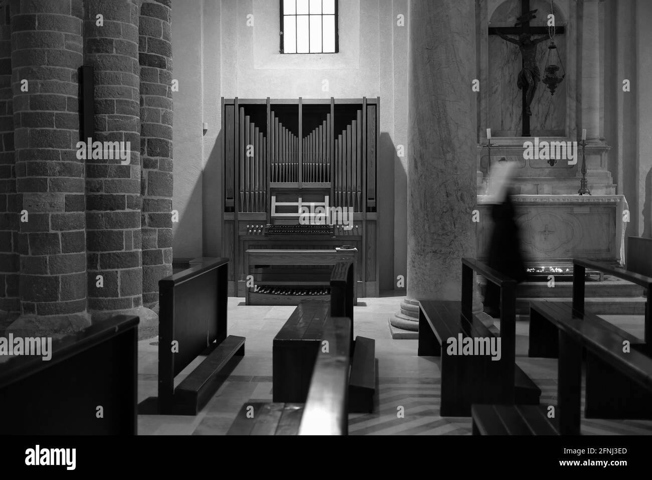 Cattaro, Montenegro - movimento suora offuscata che attraversa la Cattedrale di San Tryphon (Sveti Tripun) sala (B/W) Foto Stock