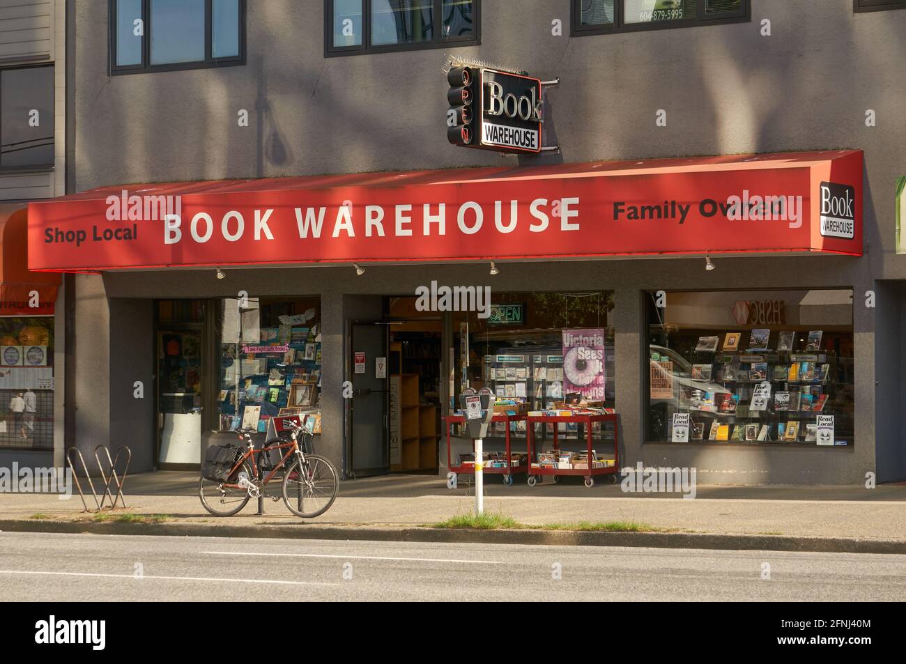 Libreria indipendente The Book Warehouse su West Broadway Street, Vancouver, British Columbia, Canada Foto Stock