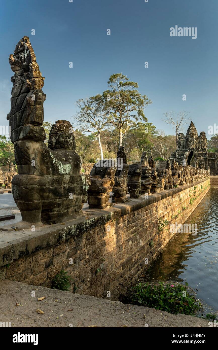 Fila di asuras (demoni) e South Gate, Angkor Thom, il Parco Archeologico di Angkor, Siem Reap, Cambogia Foto Stock