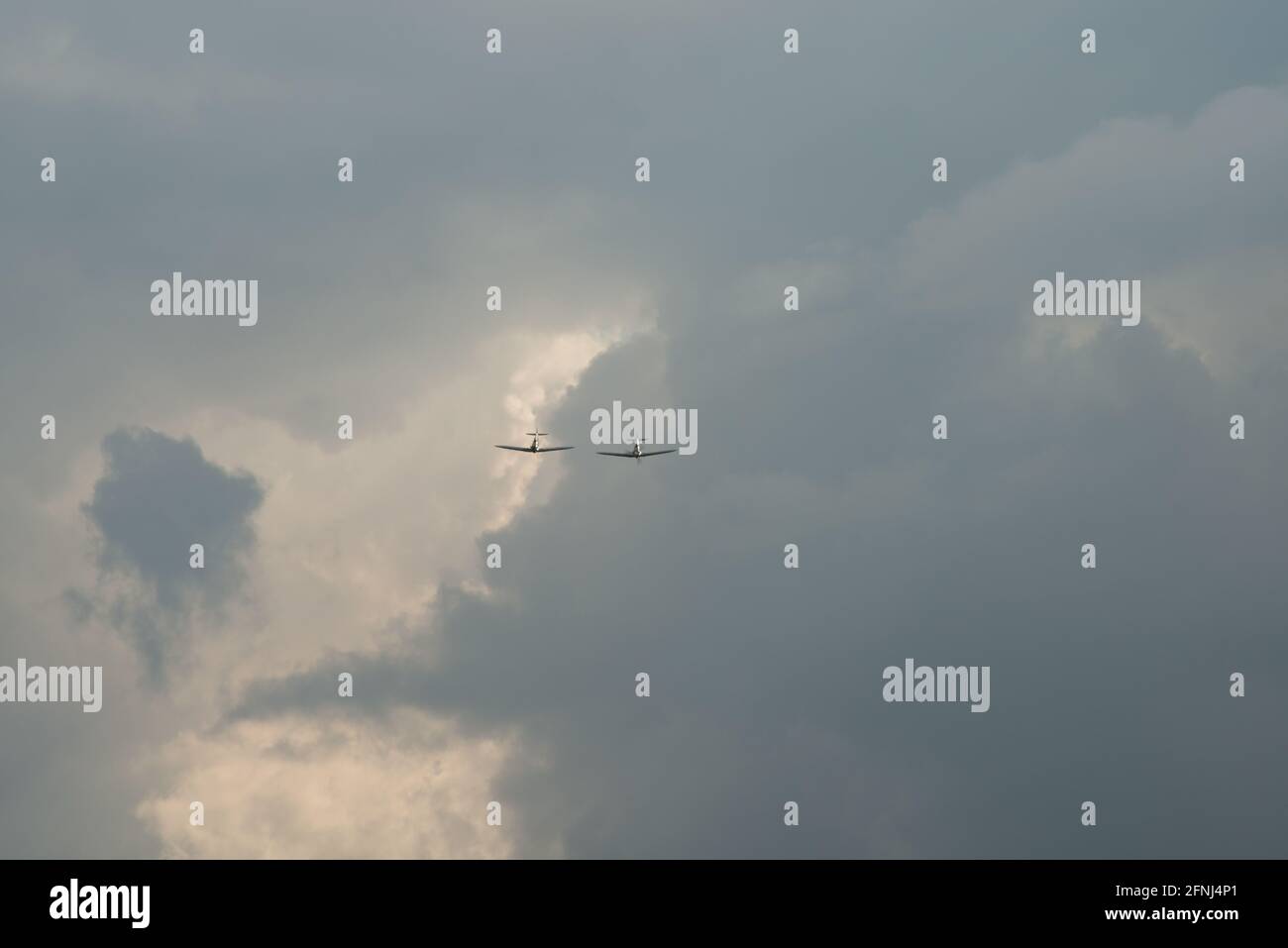 Un paio di combattenti Spifire si dirigono verso lo spettatore da alto tra le nuvole Foto Stock