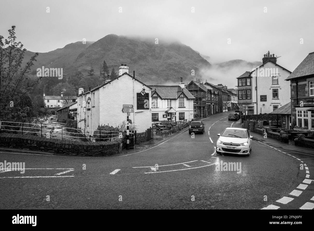 Il Black Bull Inn and hotel a Coniston, Cumbria in una giornata piovosa. Foto Stock