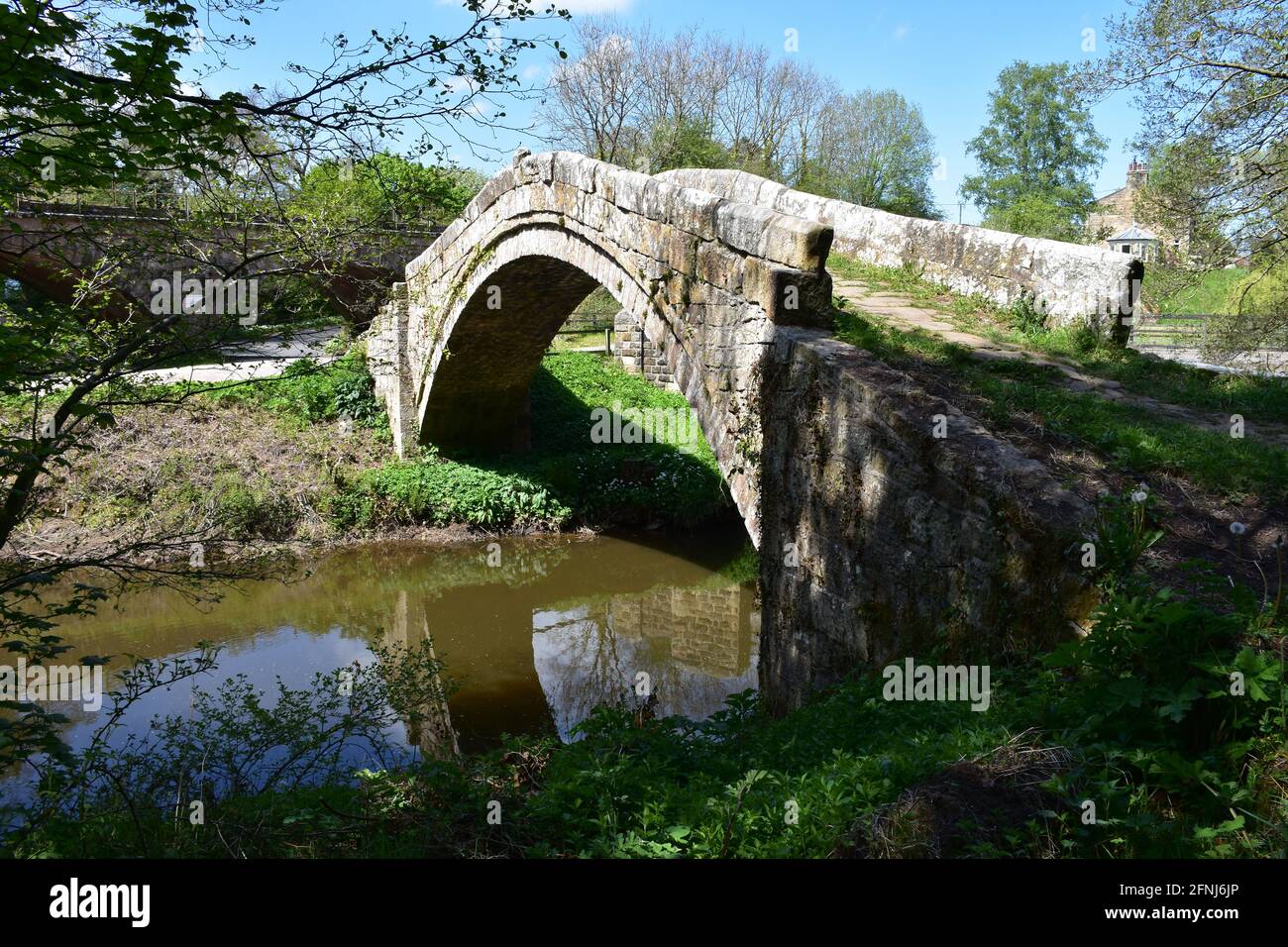 Ponte del mendicante ad arco di pietra sul fiume Esk nel Nord Yorkshire. Foto Stock