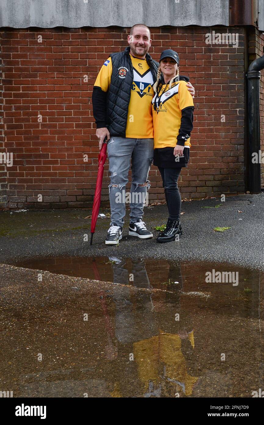 Castleford, Inghilterra - 17 maggio 2021 - Castleford Tigers tifosi alla Mend-a Hose Jungle prima della Rugby League Betfred Super League Round 6 Castleford Tigers vs Hull Kingston Rovers al Mend-A-Hose Stadium, Castleford, UK Dean Williams/Alamy Live News Foto Stock