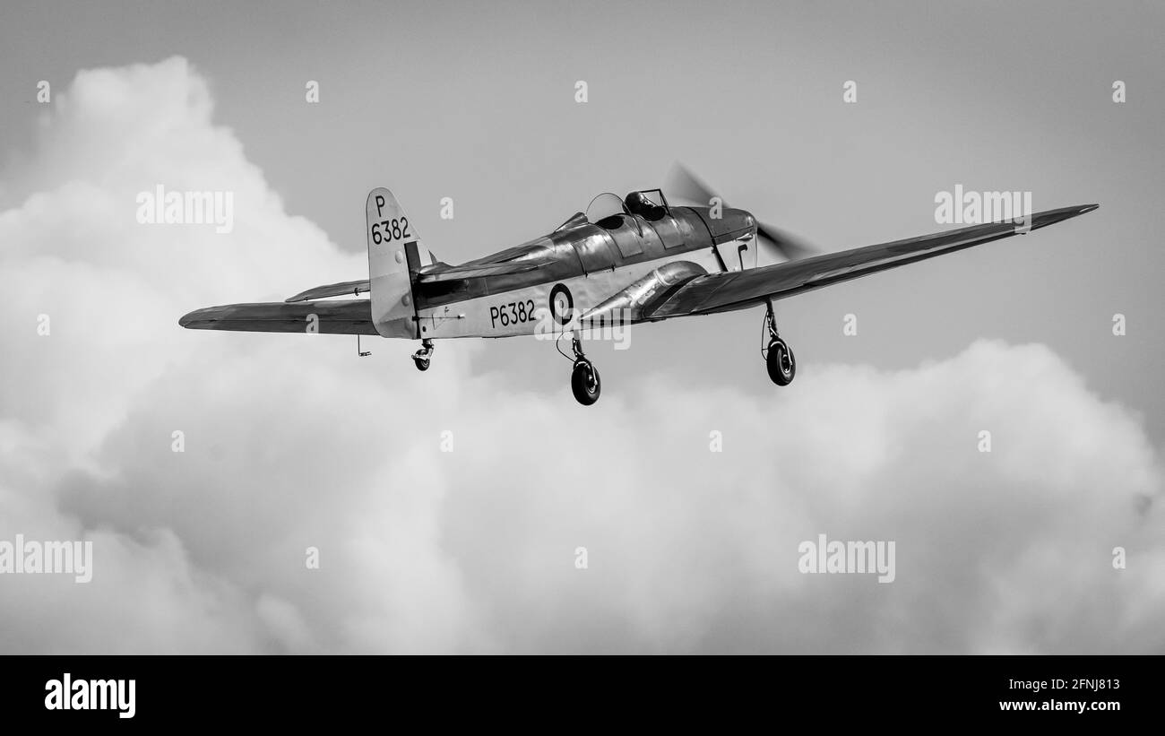 1937 miglia Magister (P-6382) in aereo al Season Premiere Drive-in Airshow a Shuttleworth, Old Warden Domenica 2 Maggio 2021 Foto Stock