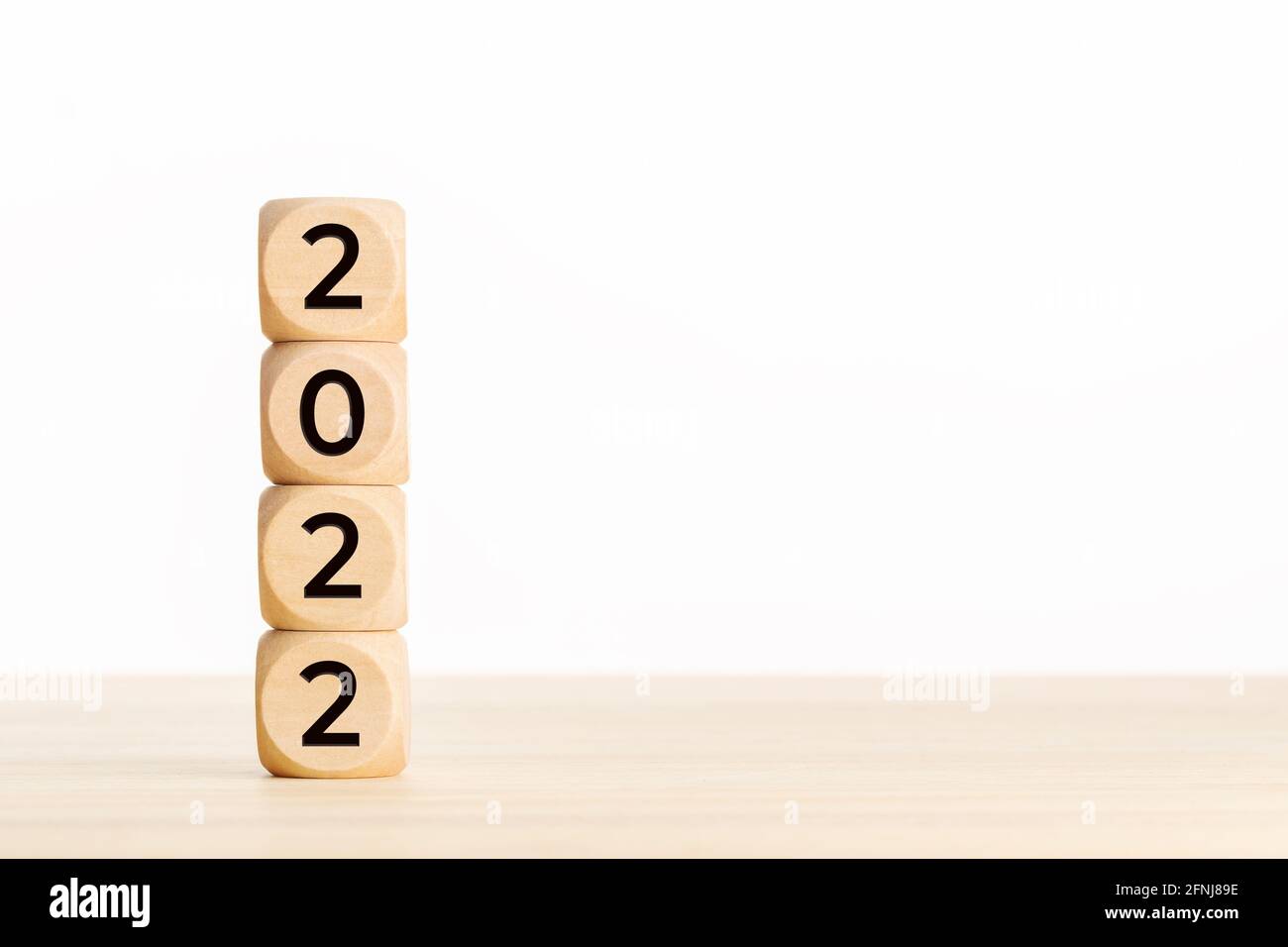 Blocchi di legno con numero 2022. Concetto di anno nuovo. Spazio di copia. Sfondo bianco Foto Stock