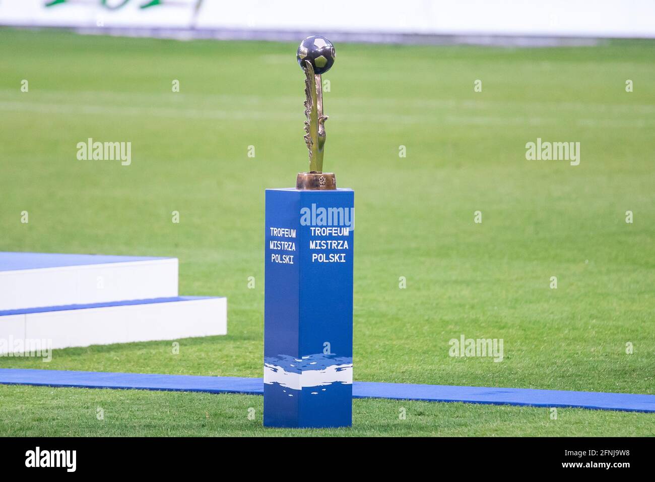 Varsavia, Polonia. 16 maggio 2021. Una vista del trofeo durante la cerimonia di premiazione della coppa per la vittoria della PKO polacca Ekstraklasa League. La Legia Warszawa divenne il club di maggior successo in Polonia, vincendo il campionato polacco per la quindicesima volta nella storia. (Foto di Mikolaj Barbanell/SOPA Images/Sipa USA) Credit: Sipa USA/Alamy Live News Foto Stock