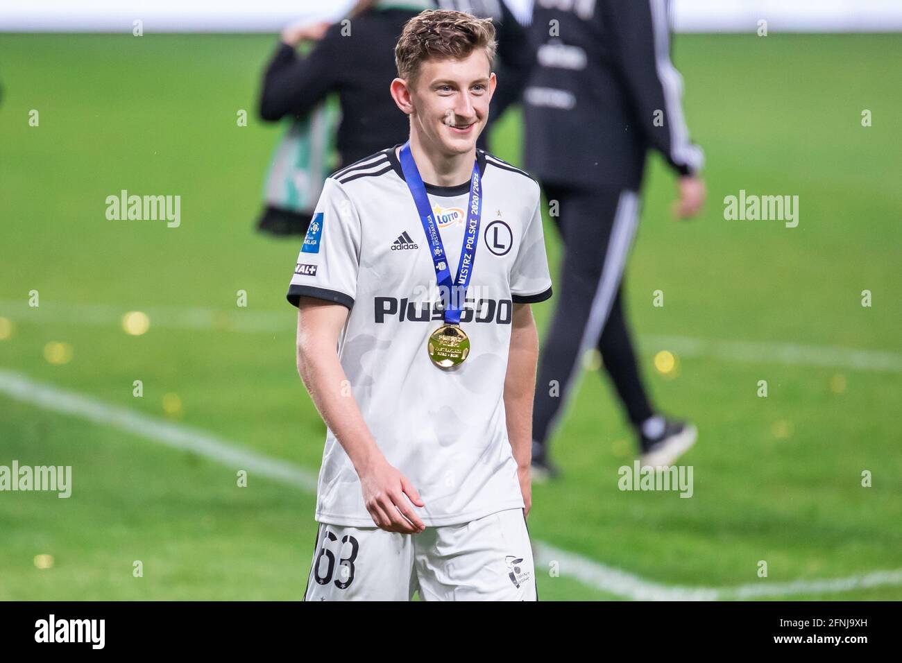 Varsavia, Polonia. 16 maggio 2021. Jakub Kisiel di Legia ha visto durante la cerimonia di premiazione della coppa per aver vinto la PKO Ekstraklasa League polacca. La Legia Warszawa divenne il club di maggior successo in Polonia, vincendo il campionato polacco per la quindicesima volta nella storia. (Foto di Mikolaj Barbanell/SOPA Images/Sipa USA) Credit: Sipa USA/Alamy Live News Foto Stock