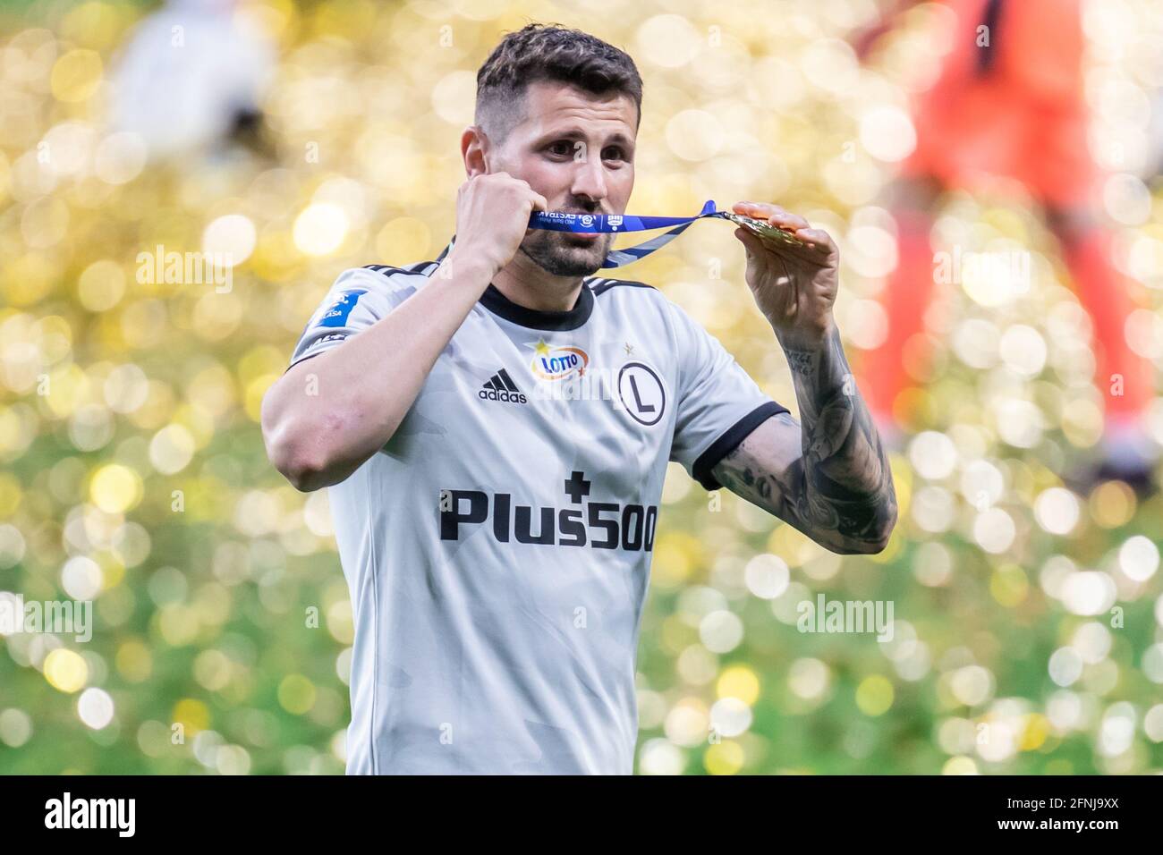 Varsavia, Polonia. 16 maggio 2021. Pawel Wszolek di Legia visto durante la cerimonia di premiazione della coppa per la vittoria della PKO polacca Ekstraklasa League. La Legia Warszawa divenne il club di maggior successo in Polonia, vincendo il campionato polacco per la quindicesima volta nella storia. (Foto di Mikolaj Barbanell/SOPA Images/Sipa USA) Credit: Sipa USA/Alamy Live News Foto Stock