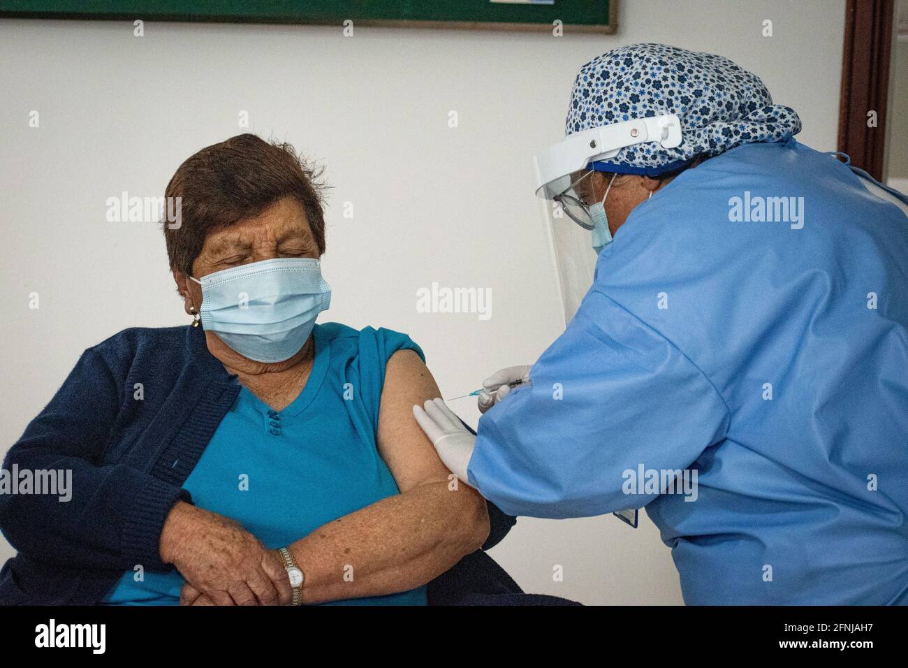 L'infermiera applica il vaccino Sinovac alla popolazione superiore a 65 per la prevenzione di Covid-19 in Ipiales Narino, Colombia il 29 marzo 2021 Foto Stock