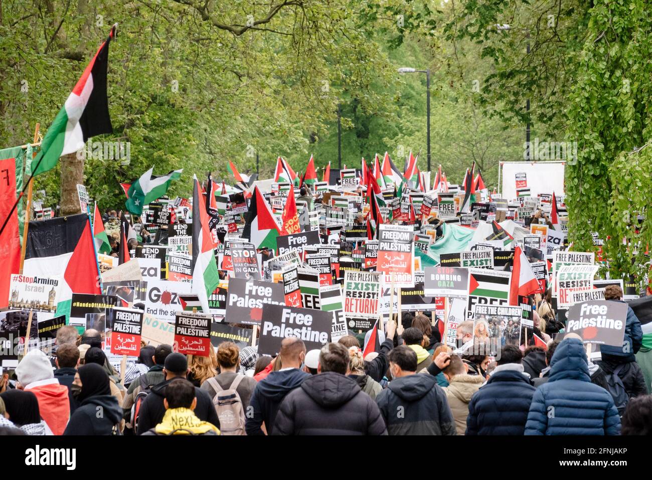 Londra, Regno Unito. 15 maggio 2021. I manifestanti pro-Palestina marciano a Londra da Marble Arch all'ambasciata israeliana contro lo sfratto israeliano dei palestinesi Foto Stock