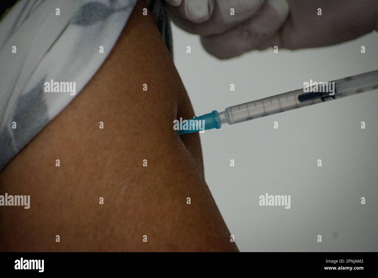 L'infermiera applica il vaccino Sinovac alla popolazione superiore a 65 per la prevenzione di Covid-19 in Ipiales Narino, Colombia il 29 marzo 2021 Foto Stock