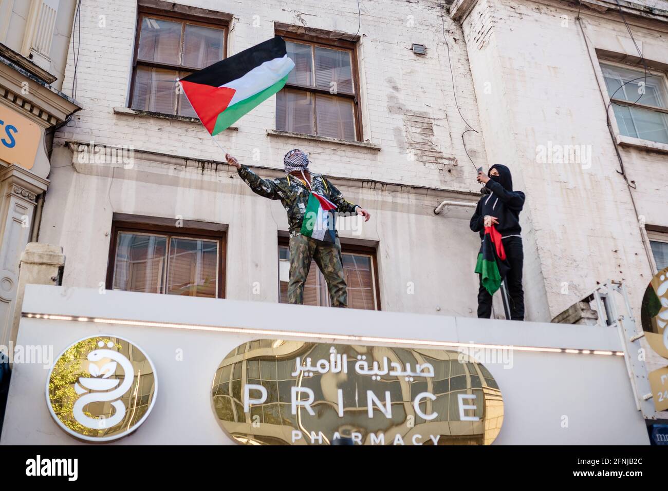 Londra, Regno Unito. 15 maggio 2021. I manifestanti pro-Palestina marciano a Londra da Marble Arch all'ambasciata israeliana contro lo sfratto israeliano dei palestinesi Foto Stock