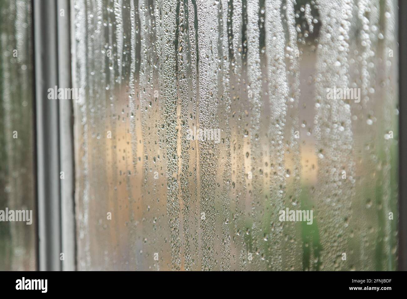 Fare in modo che si formi condensa sul vetro di una finestra. Un problema comune quando i finestrini non sono doppi vetri. Foto Stock