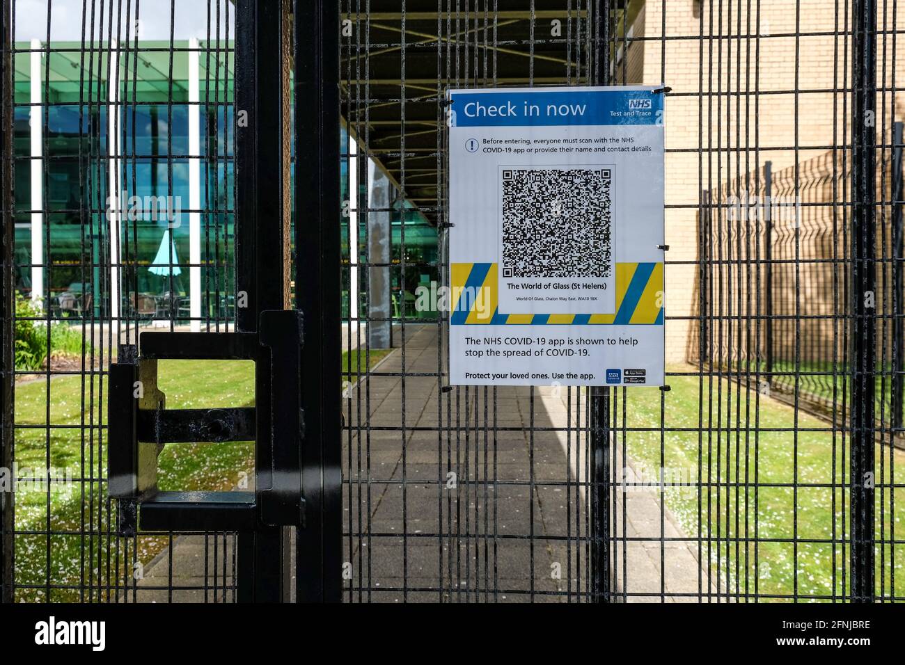 Codice QR per test e tracciamento NHS presso il centro visitatori del World of Glass, St Helens, Regno Unito. Foto Stock