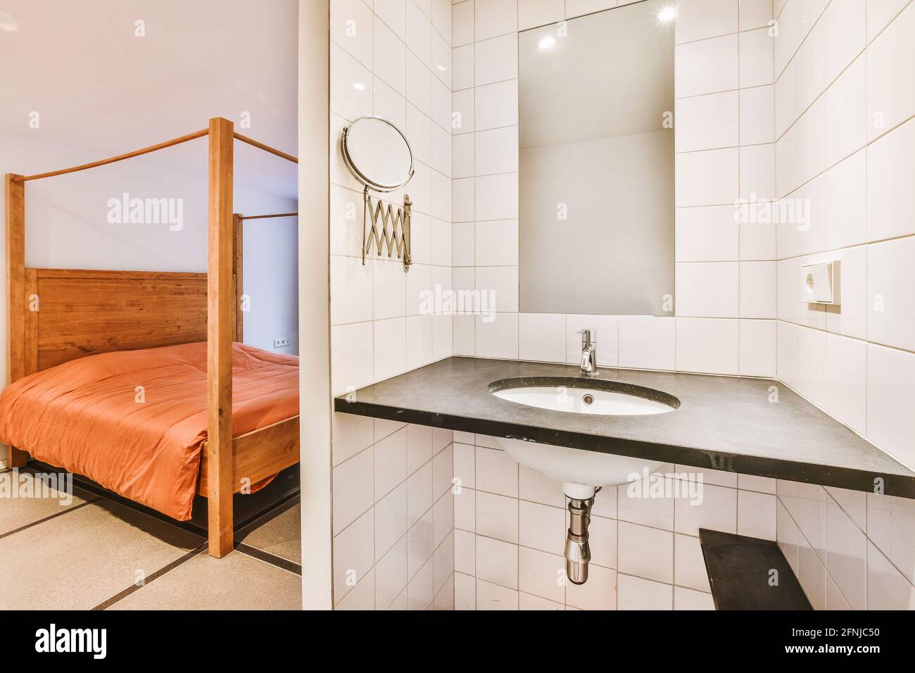 Lavandino in bagno vicino alla camera da letto Foto stock - Alamy