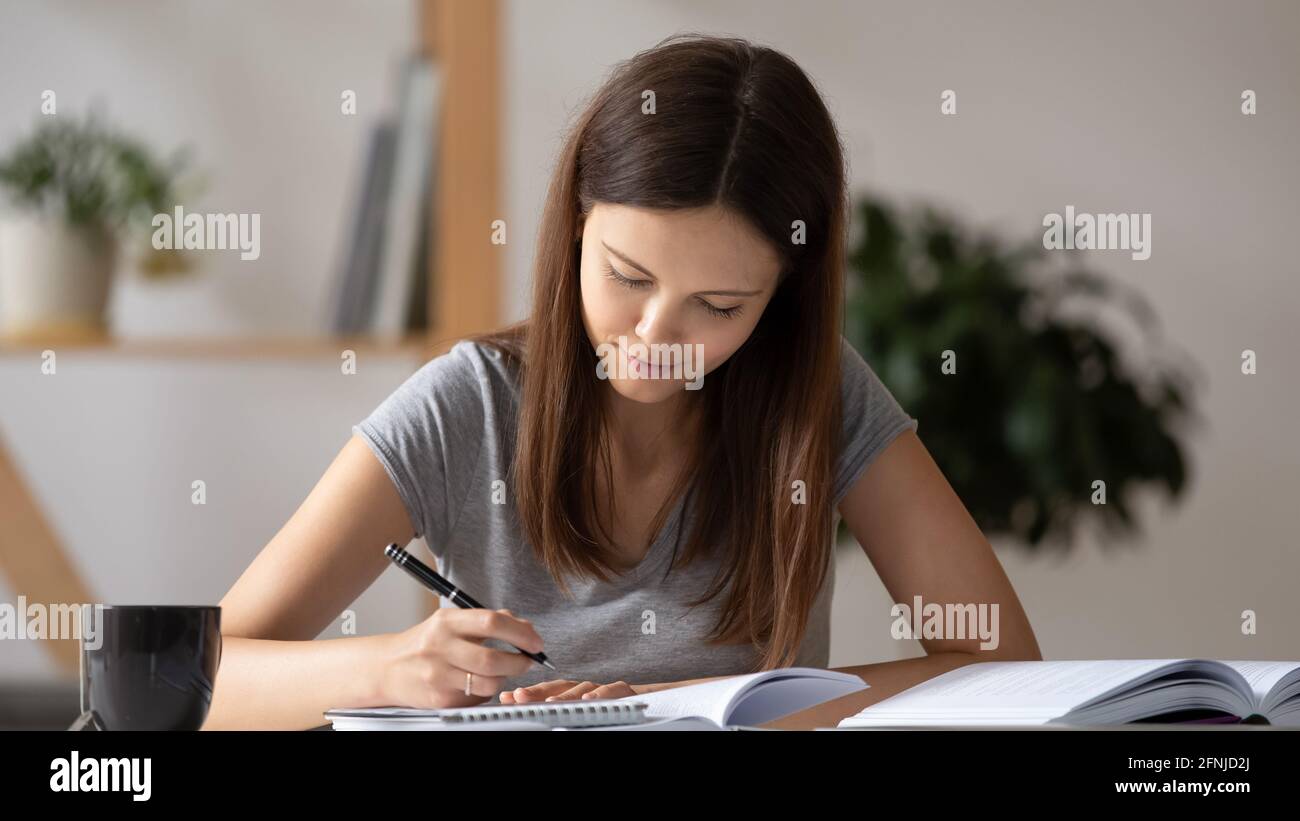 Studio intelligente per adolescenti con libri a casa Foto Stock