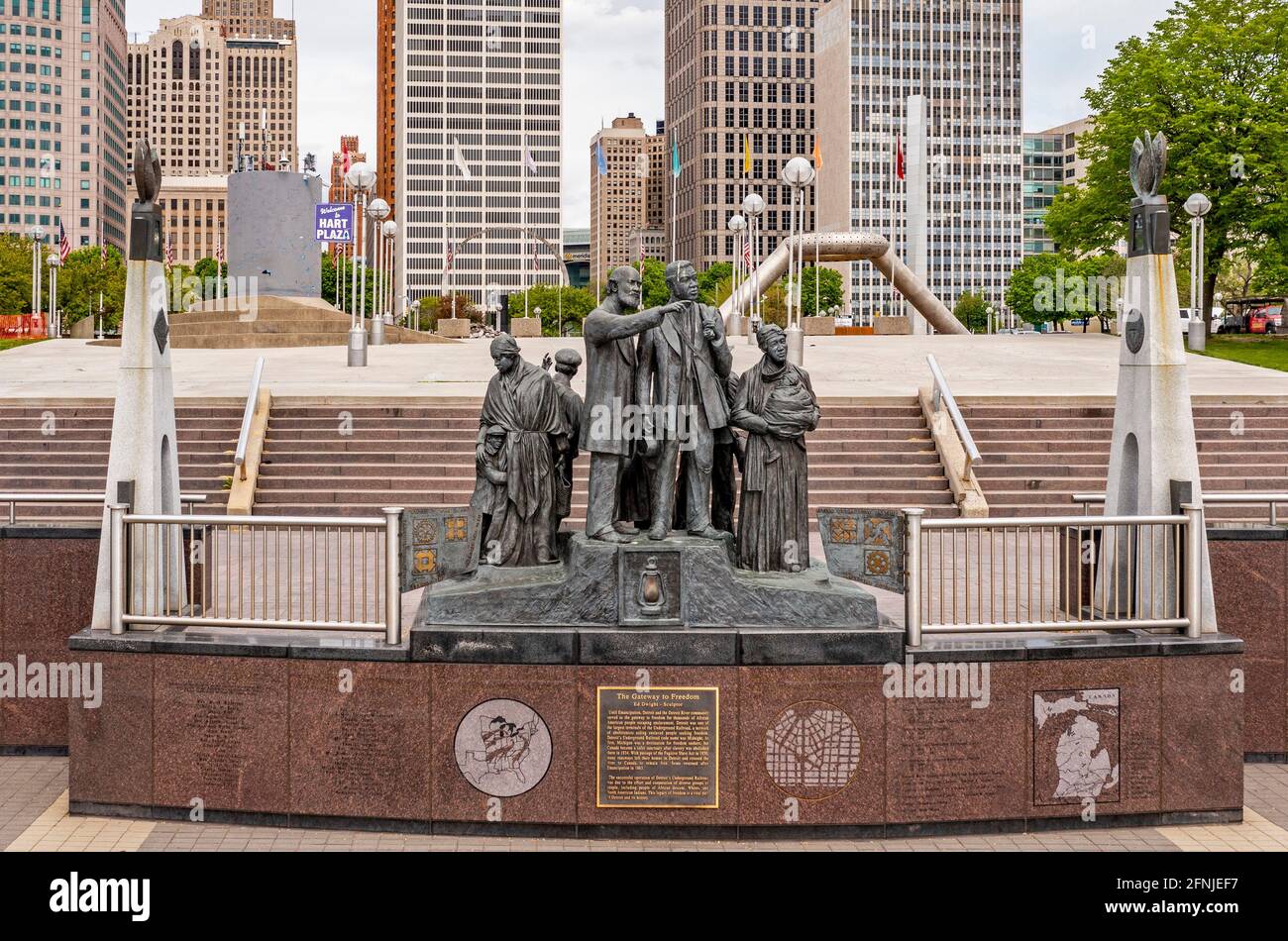 Detroit, Michigan - la porta d'ingresso al Freedom International Memorial alla Underground Railroad mostra gli schiavi fuggiti guardando attraverso il fiume Detroit a. Foto Stock