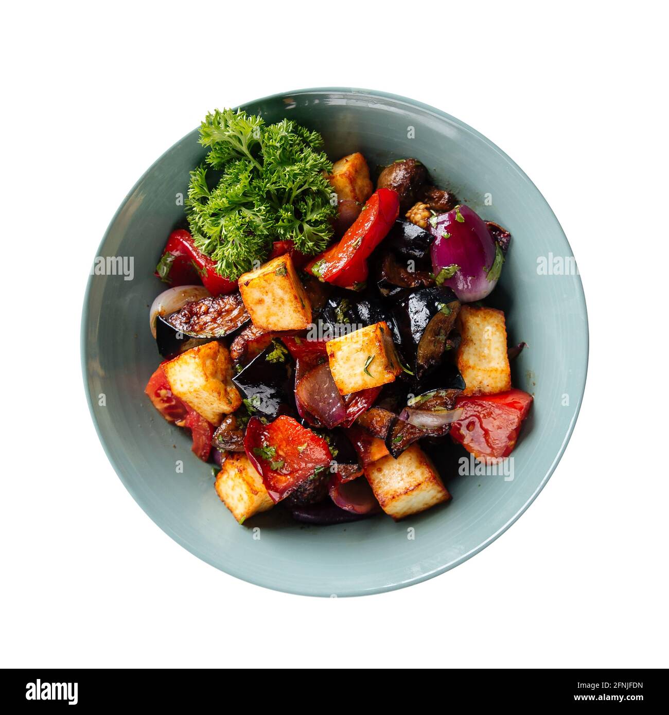 Ciotola isolata di insalata tofu arrosto con melanzane Foto Stock