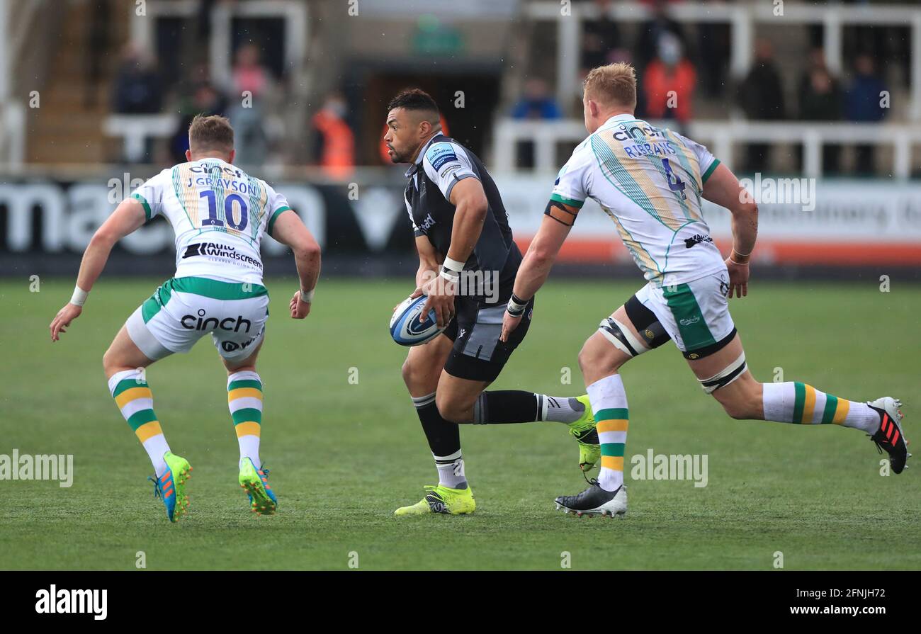 Luther Burrell (centro) di Newcastle Falcons in azione durante la partita della Gallagher Premiership al Kingston Park, Newcastle upon Tyne. Data immagine: Lunedì 17 maggio 2021. Foto Stock