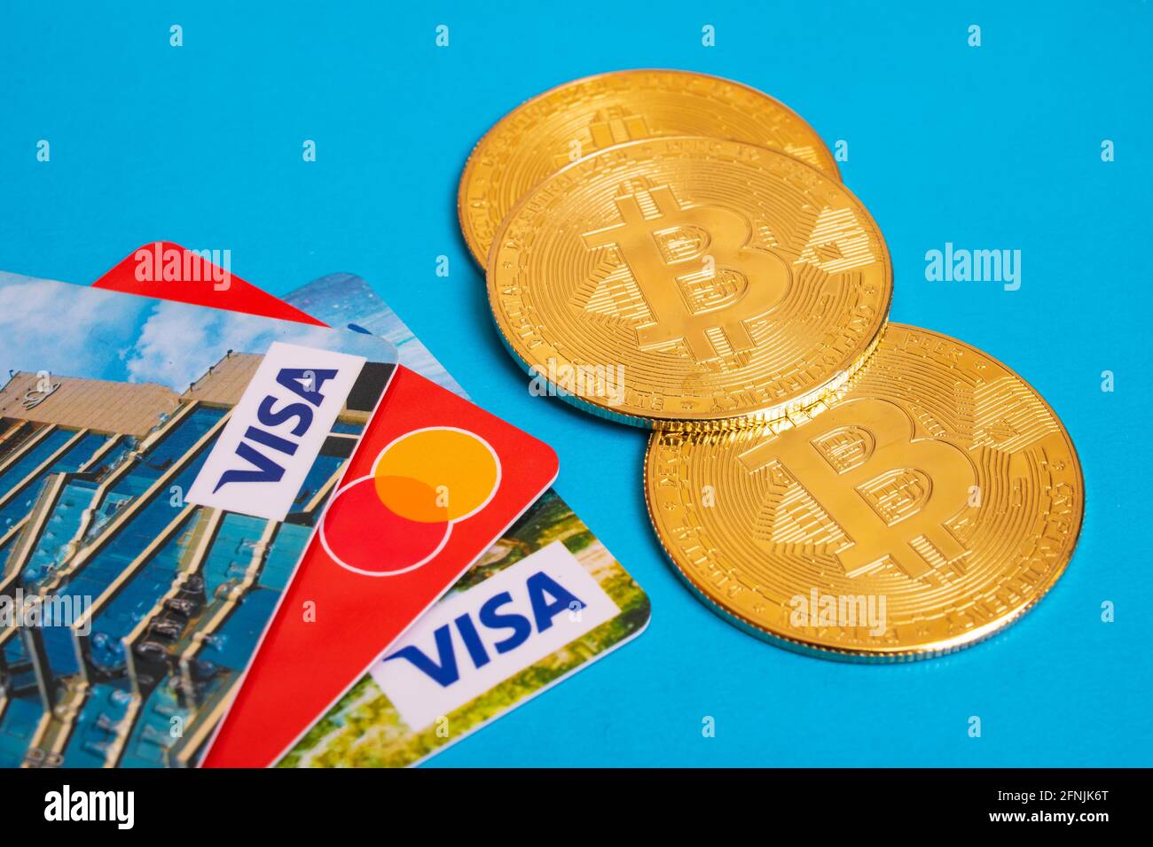 BIELORUSSIA, NOVOPOLOTSK -16 MAGGIO 2021: Bitcoins e carte da vicino Foto Stock