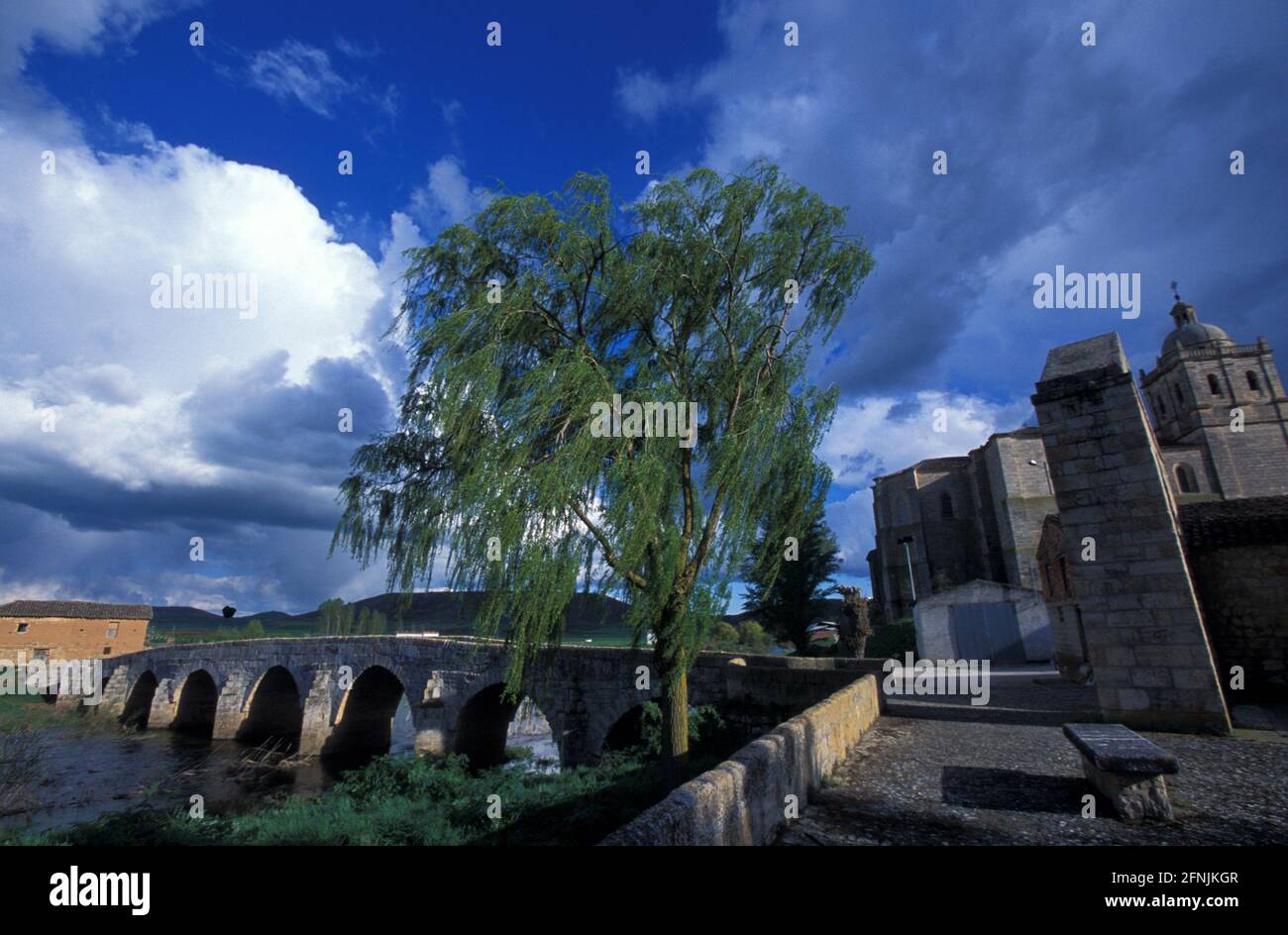 Ponte fortificato sul fiume Odra a Villasandino, provincia di Burgos, Castilla y Leon, Spagna Foto Stock