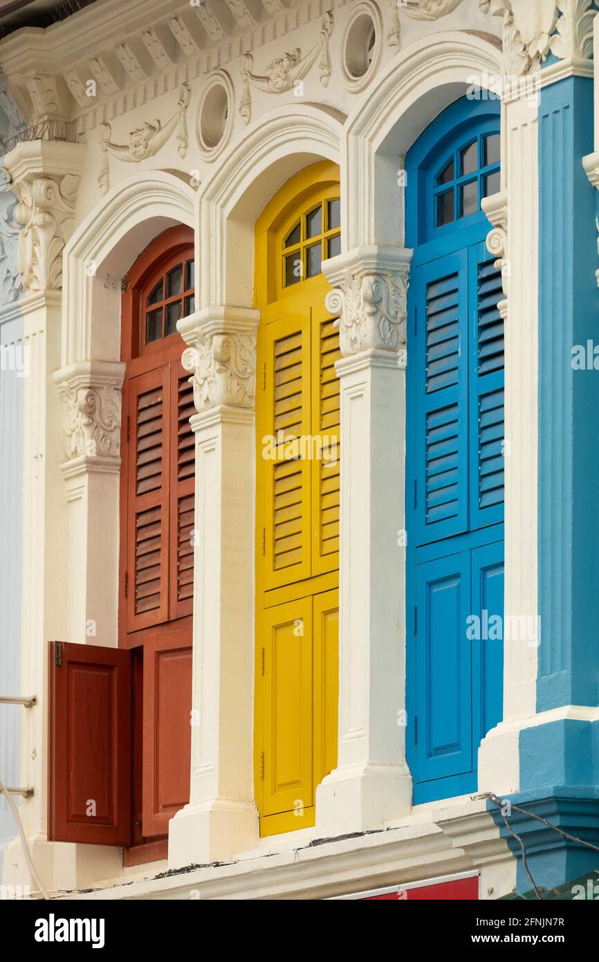 Finestre dipinte di colore luminoso sulle facciate degli edifici in Little India e China Town, vicino a Rochor, a Singapore, nel Sud-est asiatico. Bell'esempio di c Foto Stock