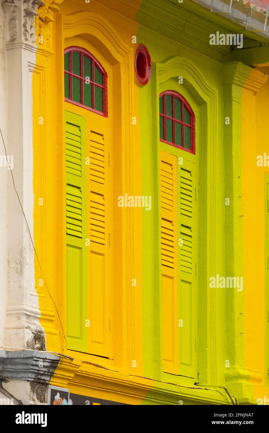 Finestre dipinte di colore luminoso sulle facciate degli edifici in Little India e China Town, vicino a Rochor, a Singapore, nel Sud-est asiatico. Bell'esempio di c Foto Stock