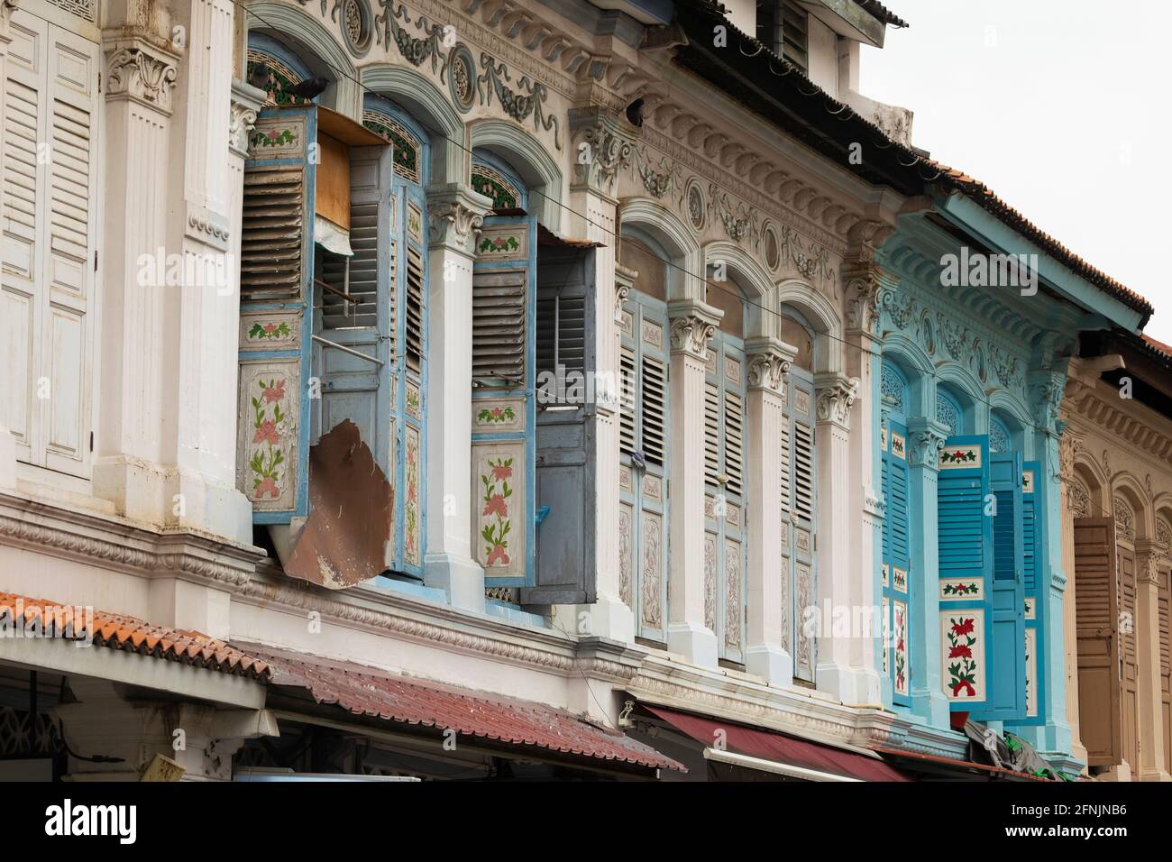 Finestre dipinte di colore luminoso sulle facciate degli edifici in Little India e China Town, vicino a Rochor, a Singapore, nel Sud-est asiatico. Bell'esempio di c Foto Stock