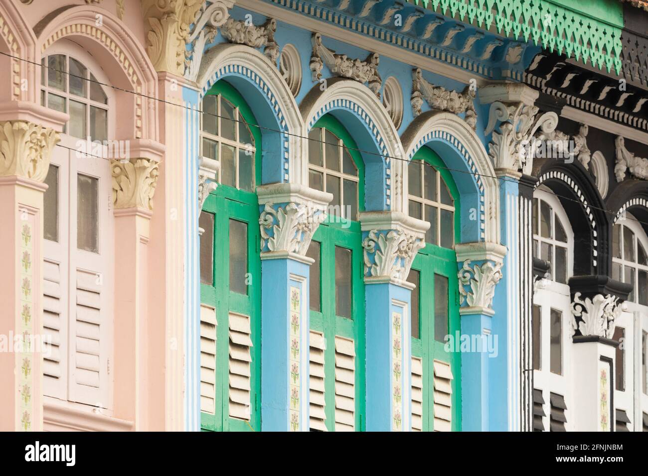 Finestre dipinte di colore luminoso sulle facciate degli edifici in Little India e China Town, vicino a Rochor, a Singapore, nel Sud-est asiatico. Bell'esempio di c Foto Stock