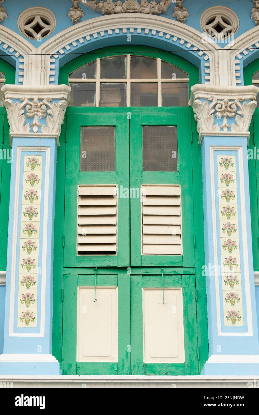 Finestre dipinte di colore luminoso sulle facciate degli edifici in Little India e China Town, vicino a Rochor, a Singapore, nel Sud-est asiatico. Bell'esempio di c Foto Stock