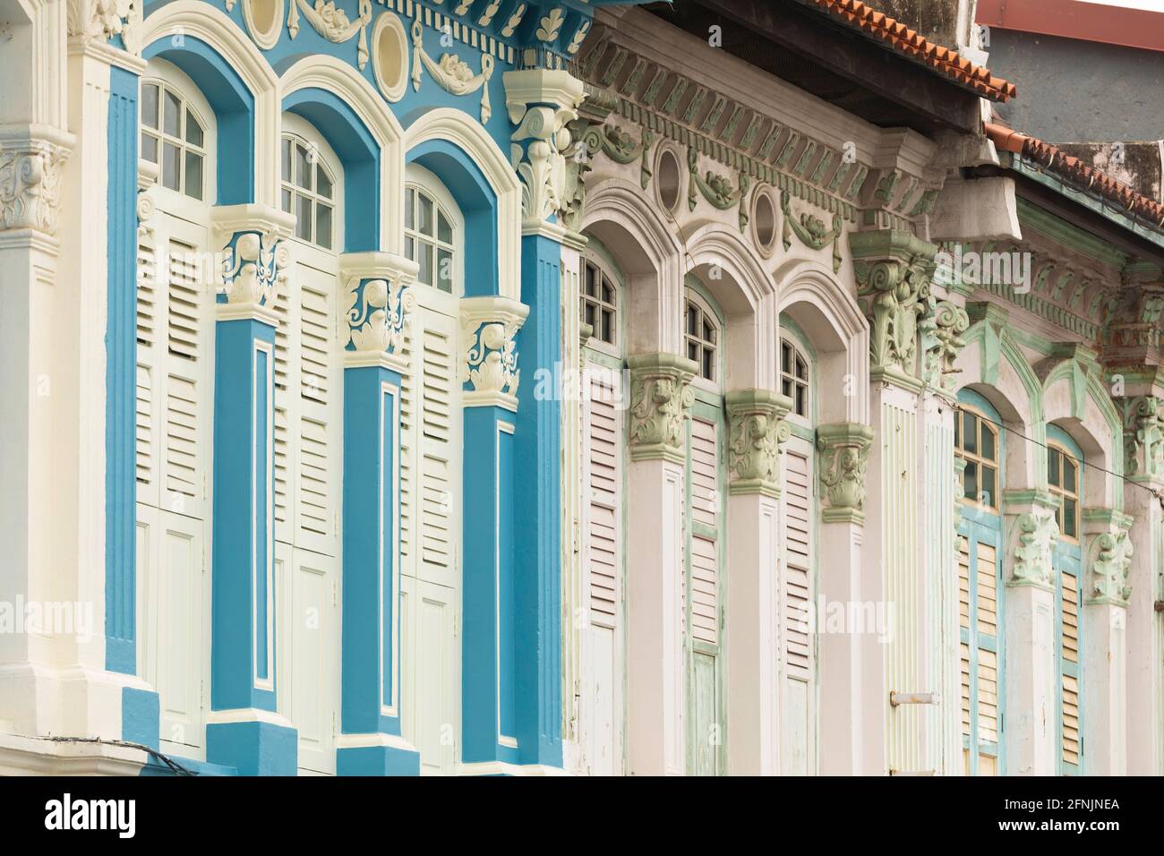 Finestre dipinte di colore luminoso sulle facciate degli edifici in Little India e China Town, vicino a Rochor, a Singapore, nel Sud-est asiatico. Bell'esempio di c Foto Stock