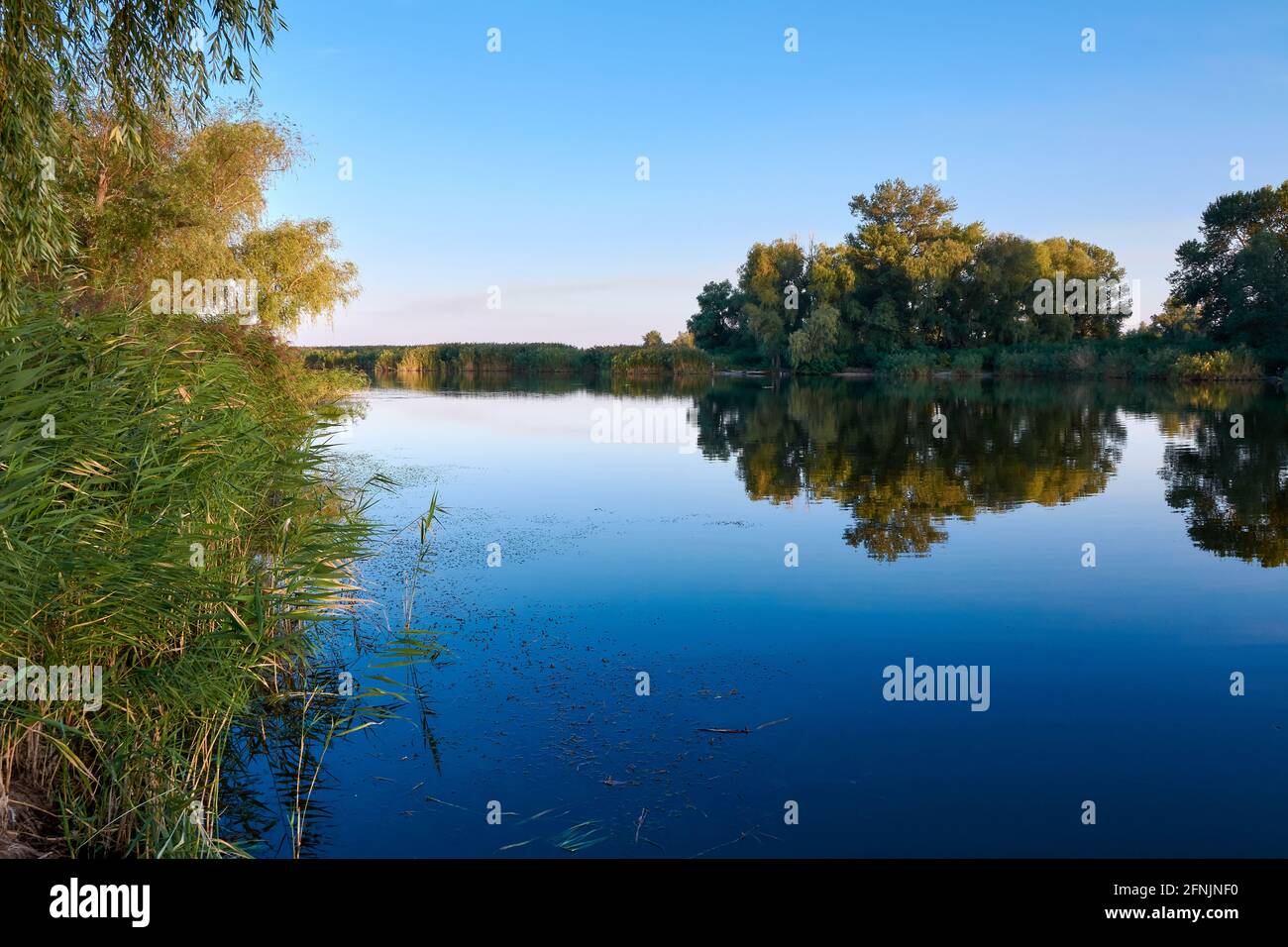 Serata tranquilla sul fiume Foto Stock